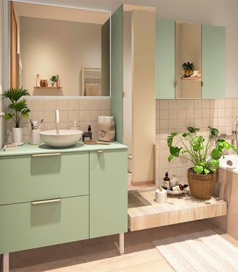 Projeto de casa de banho em tons verde água com móvel de casa de banho verde água, lavatório, banheira e plantas decorativas